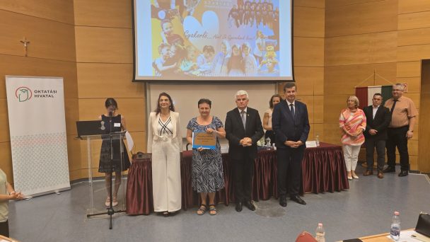 A hivatalos elismerést Bajomi-Nagy Éva (b3) vezetőtanár, leköszönő óvodai intézményegység-vezető vette át.