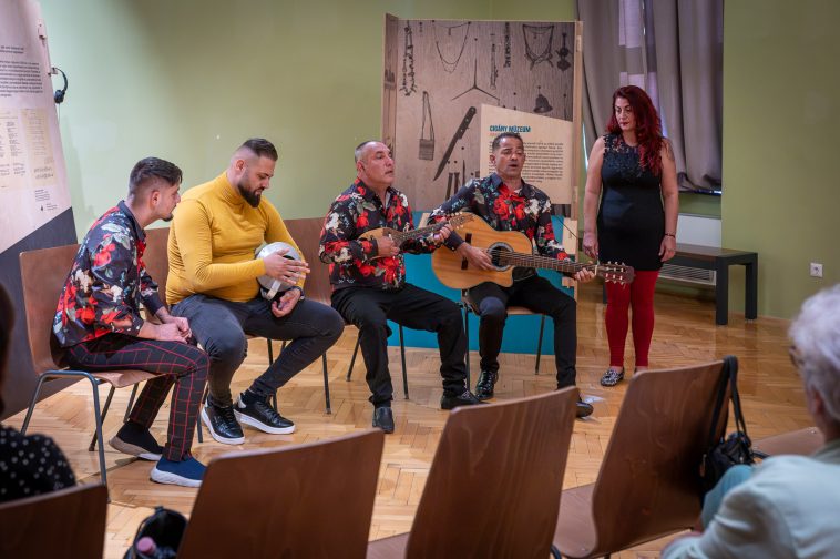 A Mezőberényi Jókedvű Fiúk hagyományőrző cigány együttes lépett fel a Tessedik Sámuel Múzeumban.
