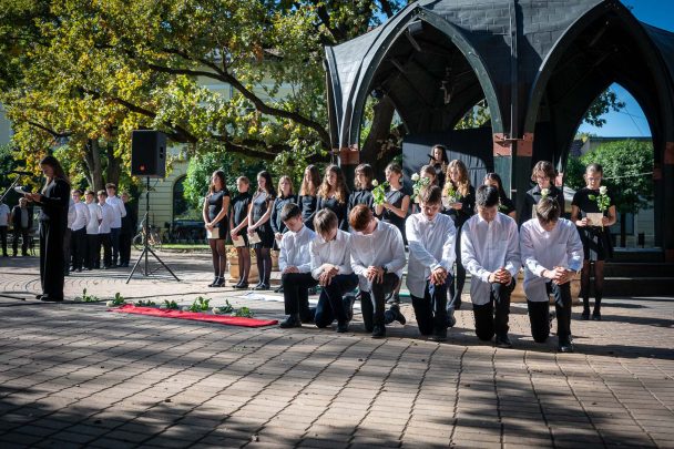 Az aradi vértanúkra a Benka Gyula Evangélikus Általános Iskola diákjai emlékeztek műsorral.