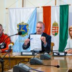 A kivitelező képviseletében Kovács Tibor, a megrendelő képviseletében Hodálik Pál polgármester és Horváthné dr. Kepenyes Edit jegyző írta alá a szerződést.