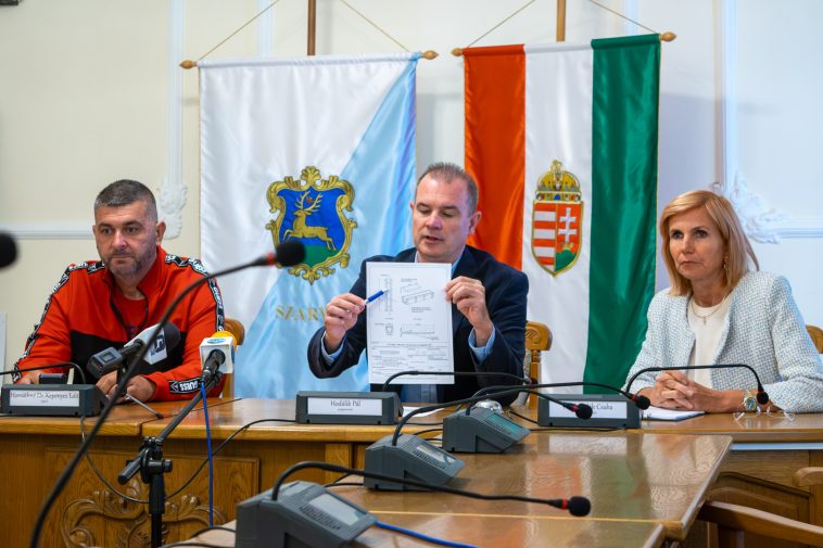 A kivitelező képviseletében Kovács Tibor, a megrendelő képviseletében Hodálik Pál polgármester és Horváthné dr. Kepenyes Edit jegyző írta alá a szerződést.
