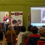 Szabó Magda életművét idézte meg Piros Ildikó színművész a szarvasi Tessedik Sámuel Múzeumban, teltház előtt, archív felvételekkel és felolvasással.