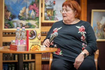 Bemutatták Medvegyné Skorka Anna "Kalandozás az ízek birodalmában" című könyvét a Szarvasi Városi Könyvtárban.