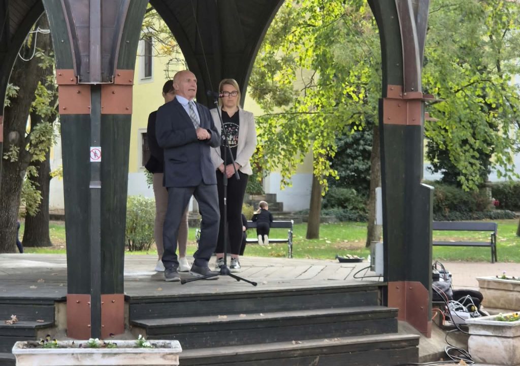 Dr. Bencze Sándor és Hajdu Andrea a a hospice és palliatív ellátás világnapja alkalmából tartott nárciszültetésen a Zenepavilonnál 2026. október 10-én.