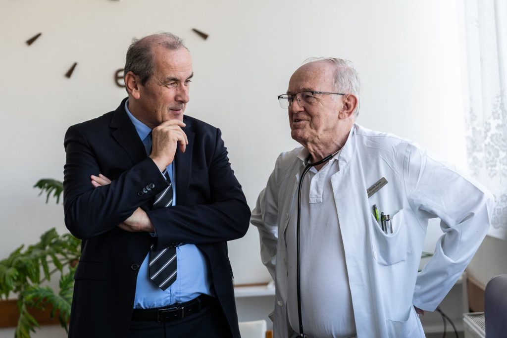 Dr. Hegedűs Zsolt egészségügyi miniszter és dr. Hudák János, az Orosházi Kórház osztályvezető főorvosa.