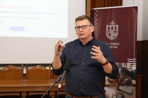Óvodapedagógia és iskolakezdés: Bíró Gyula szakkollégiumi előadást tartott a Gál Ferenc Egyetem szarvasi pedagógiai karán a változó oktatásról.